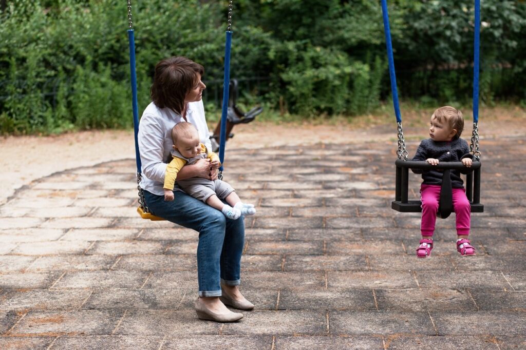 Prof. imunologė Aurelija Žvirblienė su anūkais / Dovaldės Butėnaitės nuotr.