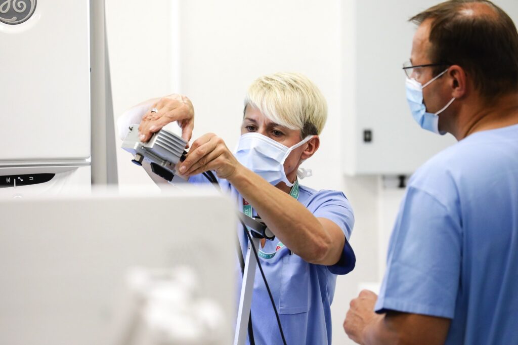 Medikai atlieka inovatyvią procedūrą / Kauno klinikų nuotr.