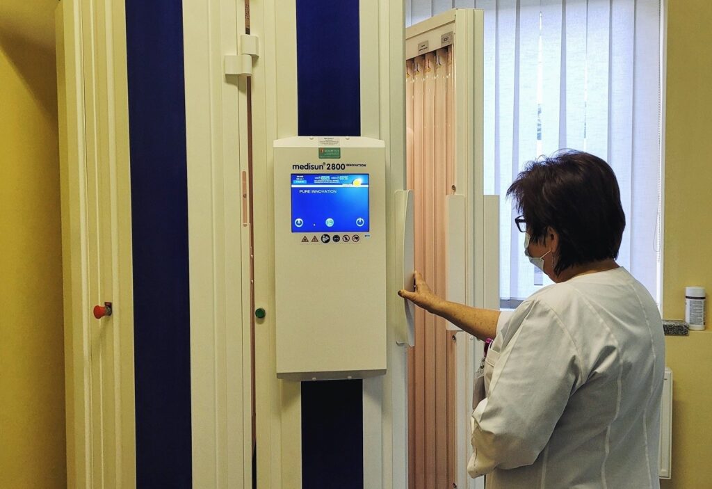 Bendrinei fototerapijai skirta gydymo įranga