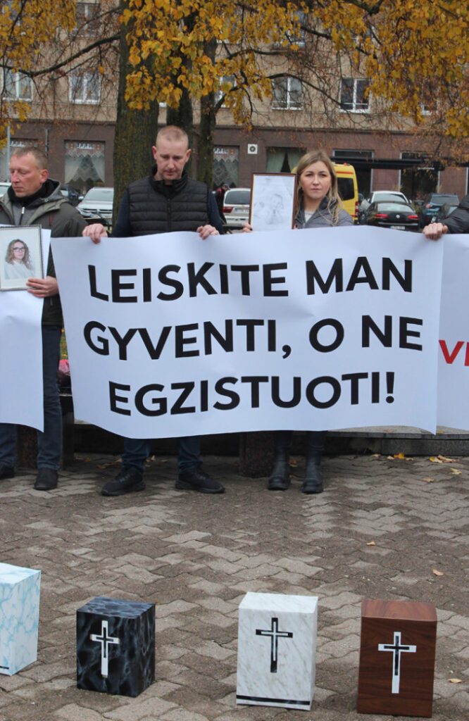 Tėvų surengta tylioji akcija prie Seimo