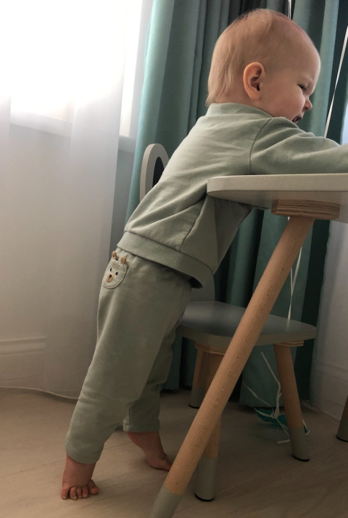 Iki dvejų metų amžiaus įpročio vaikščioti pasistiebus, pasak kineziterapeutės, turėtų nelikti.