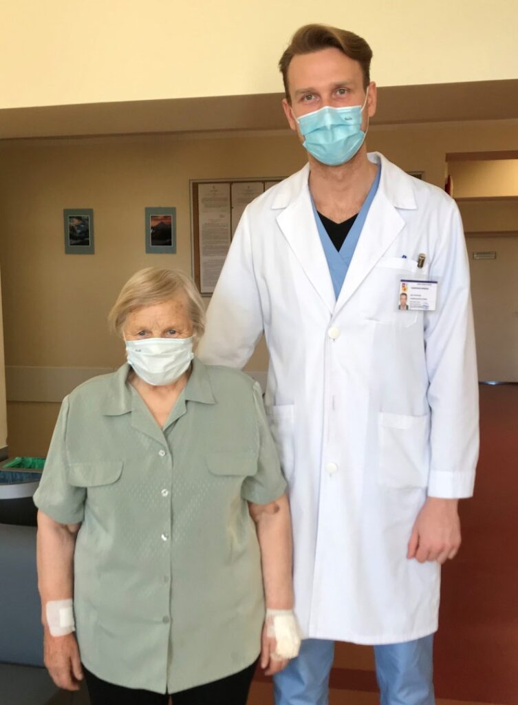 Pacientė ir gydytojas kardiologas Kasparas Briedis / Kauno klinikų nuotr.