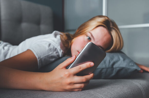 „Tobulo gyvenimo“ pinklės: kaip socialiniai tinklai virto modernia priklausomybe ir savivertės spąstais