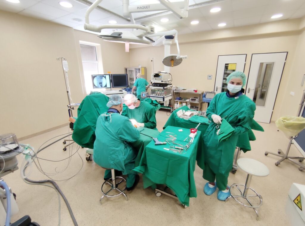 Gydytojas ortopedas traumatologas Andrius Šimkus operacijos metu / RVUL nuotr.