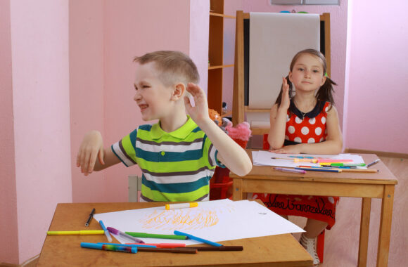 Nesustojantis vidinis varikliukas – kaip padėti vaikams su aktyvumo ir dėmesio sutrikimu?