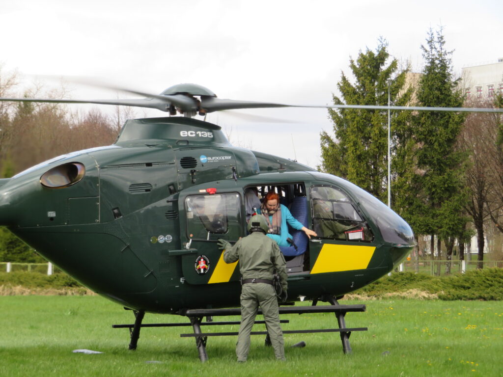 Donoro širdis yra gabenama ledo pripildytoje talpoje, kurioje ji būna visą laiką, kol pasiekia operacinę.