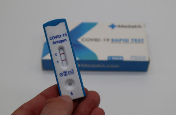 Kaip atrodo teigiamas COVID-19 testas