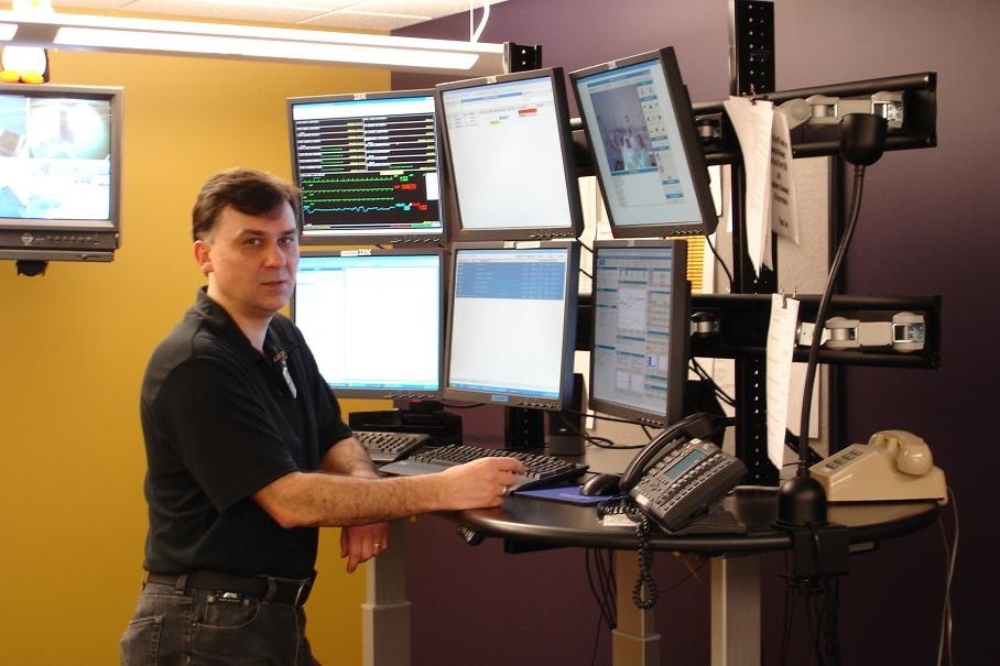 Gydytojas Raimis Matulionis nuotolinės intensyviosios priežiūros centre JAV. Asmeninio archyvo nuotr.