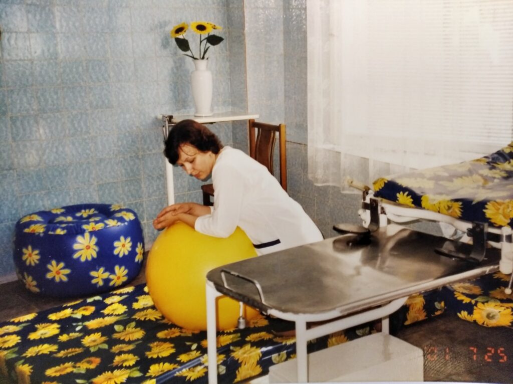 Akušerė Ilona Joneliūnienė rodo nemedicininį gimdymo nuskausminimo pratimą ant kamuolio, 1993 m. / LSMU Kauno ligoninės nuotr.