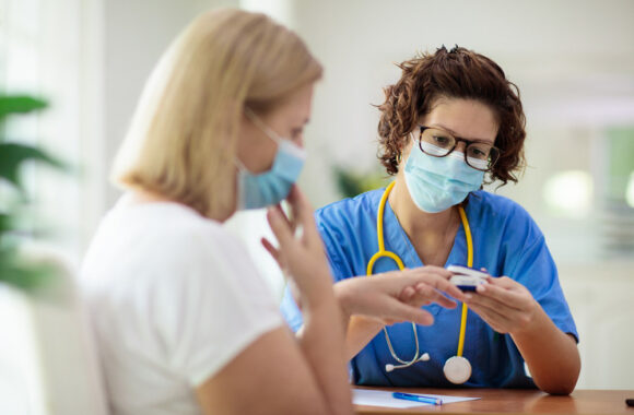 Iš naujų 99 nustatytų COVID-19 atvejų – 57 siejami su židiniais