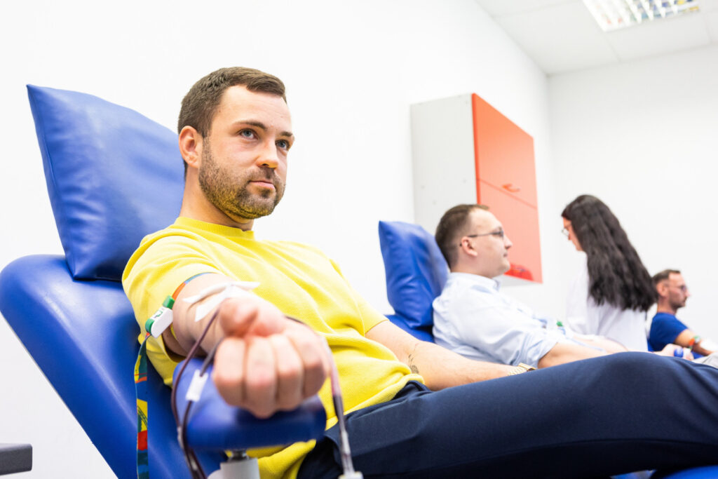 Kraujo donorystė. Tomas Vytautas Raskevičius pirmą kartą davė kraujo / Pauliaus Peleckio nuotr.