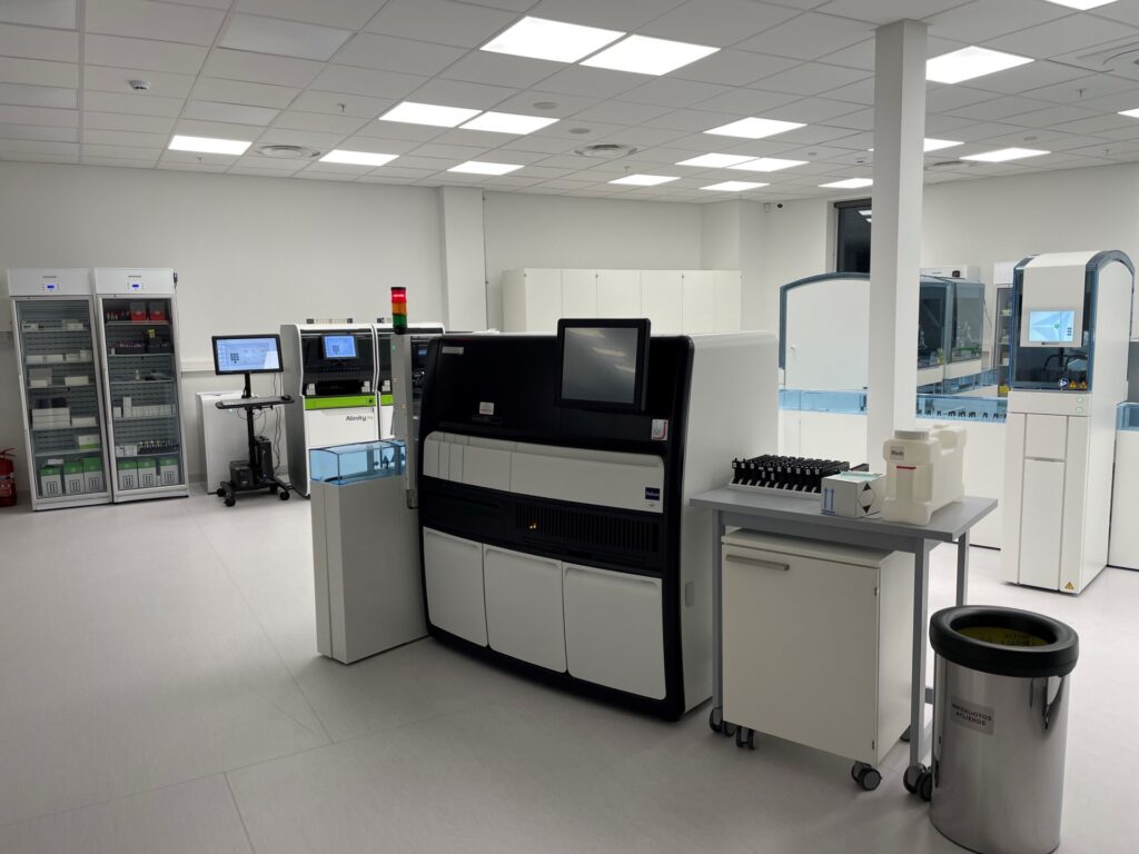 Naujoje laboratorijoje žmogaus darbą iš dalies pakeis moderni ir pilnai robotizuota sistema.