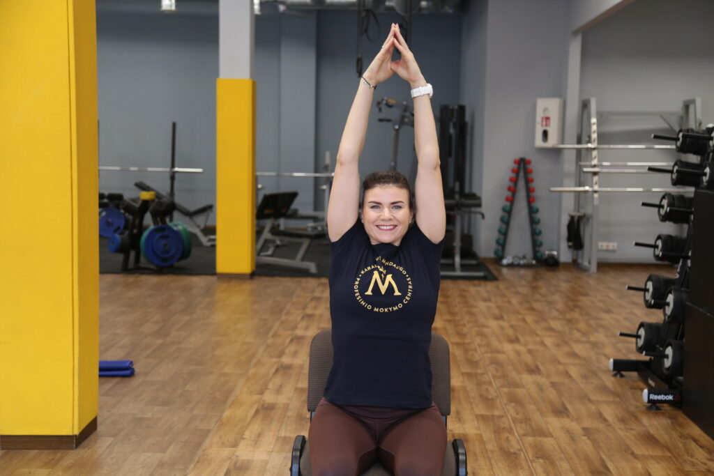 Nugaros raumenų tempimo pratimas