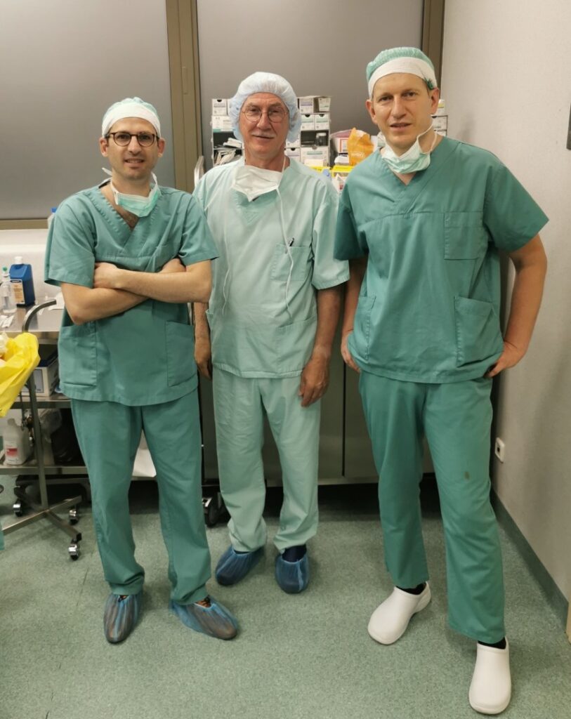 Operaciją atlikusių medikų komanda.