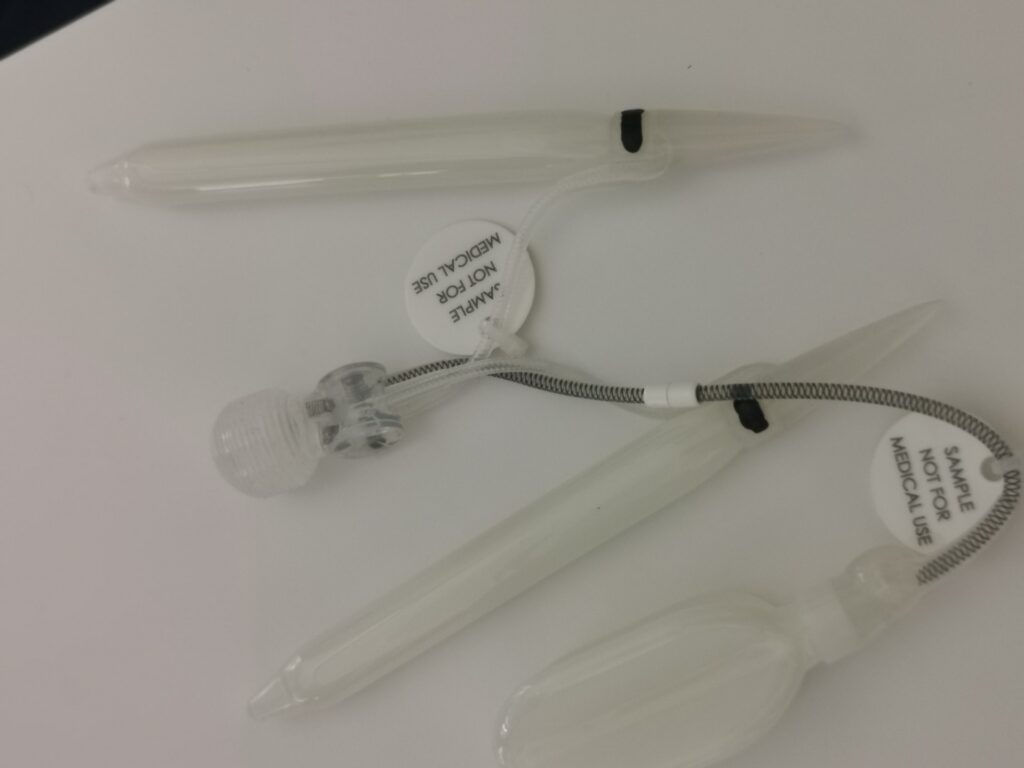 Skysčiu užpildomas varpos implantas.