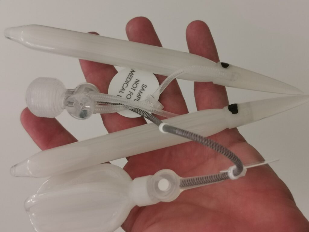 Skysčiu užpildomas varpos implantas.