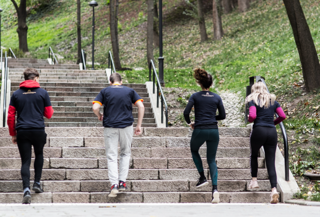 Vaikščiojant grupėmis prasideda bendravimas, valandą dvi žmogus pamiršta kasdienybę, sumažėja įtampa, tad po ėjimo visada jaučiama pakili nuotaika.