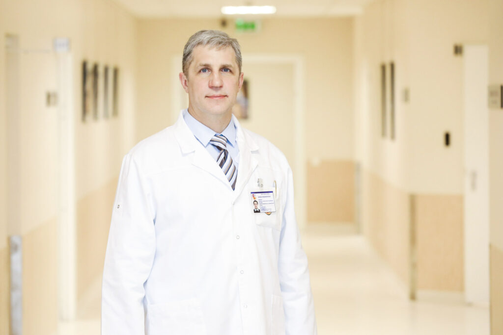 Veido ir žandikaulių chirurgijos klinikos vadovas doc. dr. Dainius Razukevičius / Kauno klinikų nuotr. 