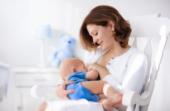 Kaip prižiūrėti krūtis žindant kūdikį