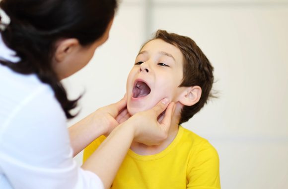 Kada būtina patikrinti vaiko ausis, nosį ir gerklę: svarbūs 5 požymiai