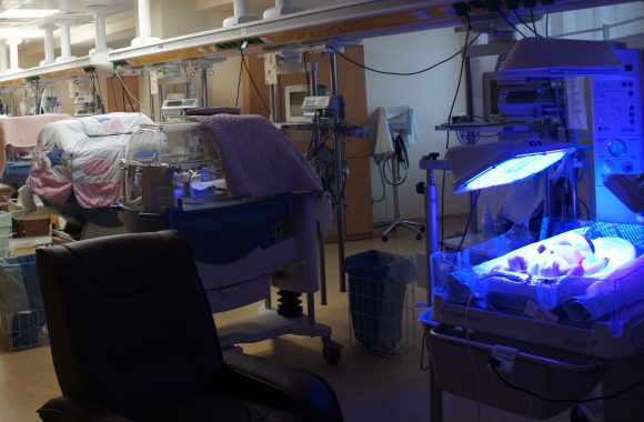 Naujagimiai inkubatoriuose