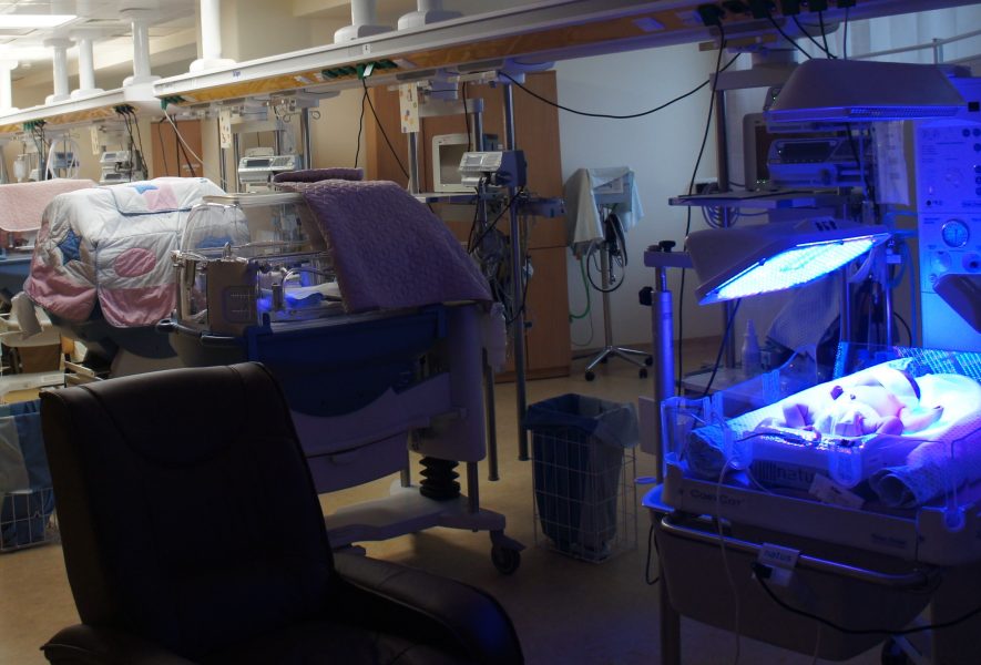 Naujagimiai inkubatoriuose