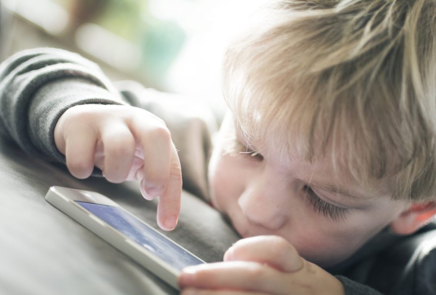 Vaikas su mobiliuoju telefonu