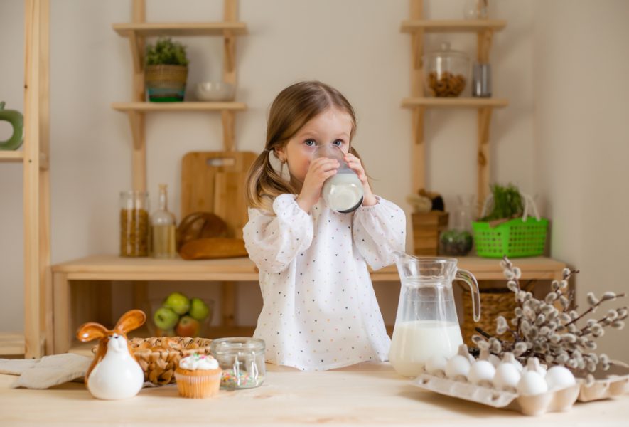 Vaikas geria pieną; kalcio svarba