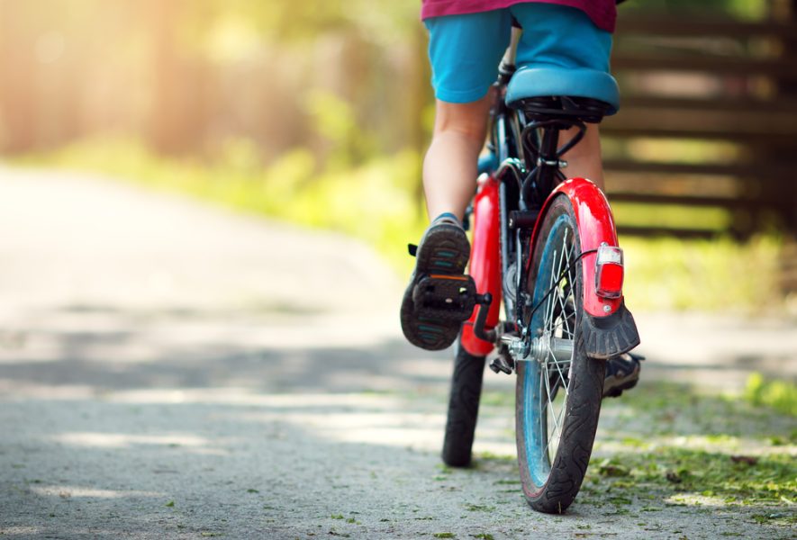 Vaikas ant dviračio