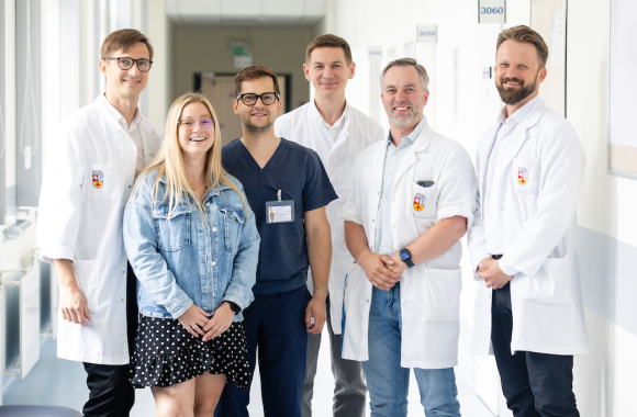 Kauno klinikų gydytojų komanda ir pacientė Meda