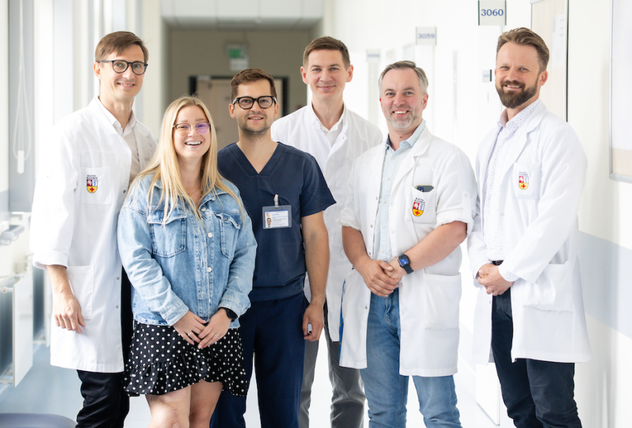 Kauno klinikų gydytojų komanda ir pacientė Meda