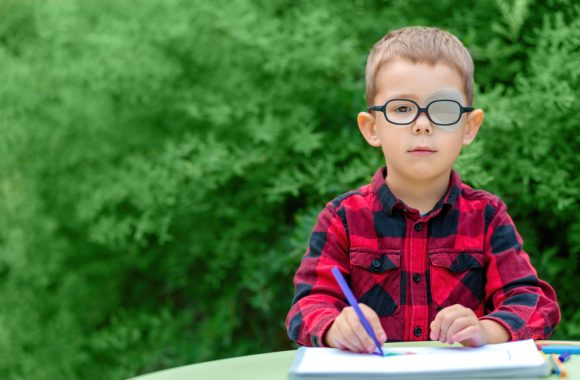Oftalmologė apie tėvų klaidas gydant vaikų žvairumą