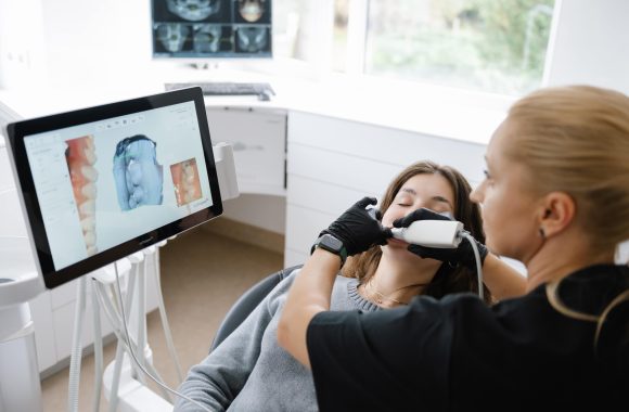 Gydytoja odontologė pasakoja, kaip vyksta ir kiek trunka dantų atkūrimas