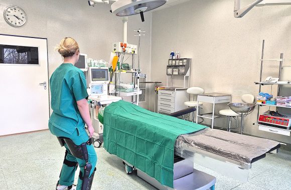 Šiaulių ligoninės chirurgai darbą operacinėje lengvina egzoskeletais: sprendimas jau pasiteisinęs kitose Europos šalyse