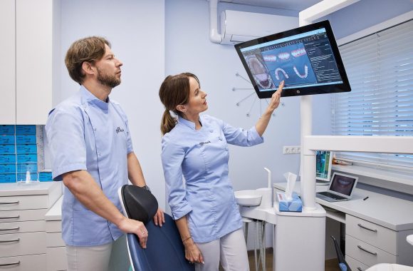 Kitoks požiūris į bedančio žandikaulio atkūrimą: kas nutylima apie populiarųjį metodą „Visi ant 4“