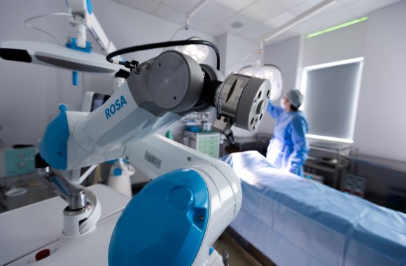 Lietuvoje nuo šiol kelio sąnarius keis robotas: Kaune pristatyta pirmoji tokia sistema Baltijos šalyse