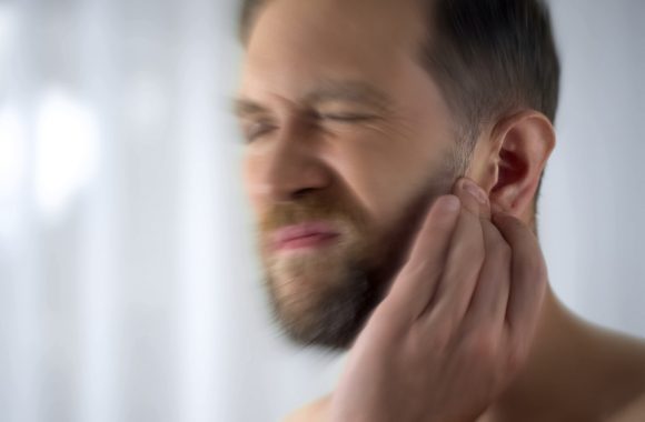 Vos kelios valandos nuo ūmaus ausies uždegimo iki žaibiškų komplikacijų – pacientą išgelbėjo RVUL komanda