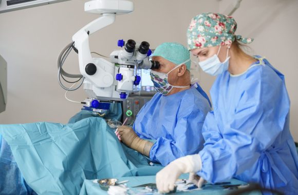 Žaibavimas akyse ar staiga suprastėjęs matymas – kada reikalinga vitrektomijos operacija?