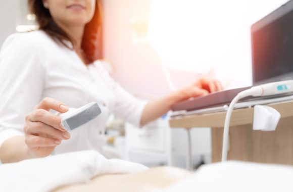 Dezodorantai, liemenėlės, nakvišų aliejus: kas iš tiesų didina krūties vėžio riziką?